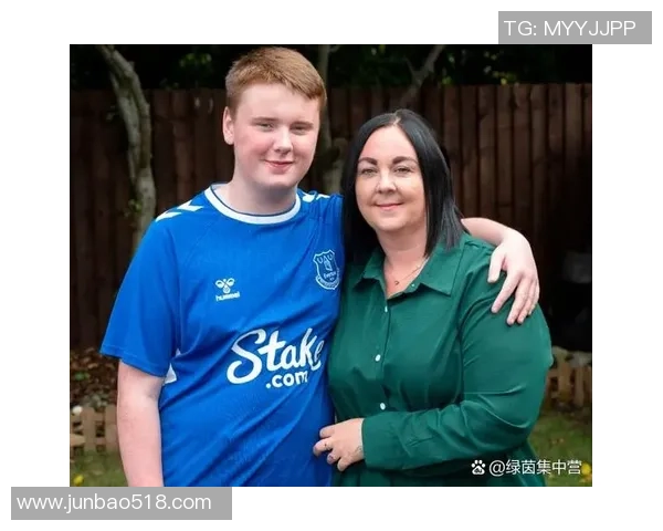 足球明星打手机事件引发热议球迷与媒体的不同反应与看法分析 足球明星打手机事件引发热议球迷与媒体的不同反应与看法分析